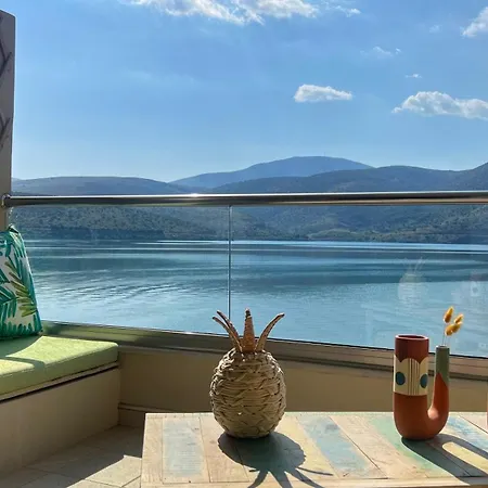 House In Itea-delphi Daire